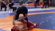 Tragedija: MMA borac (17) umro tokom meča (Uznemirujući video)