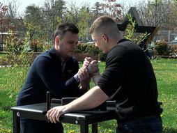 Frikom, obaranje ruku, izazov