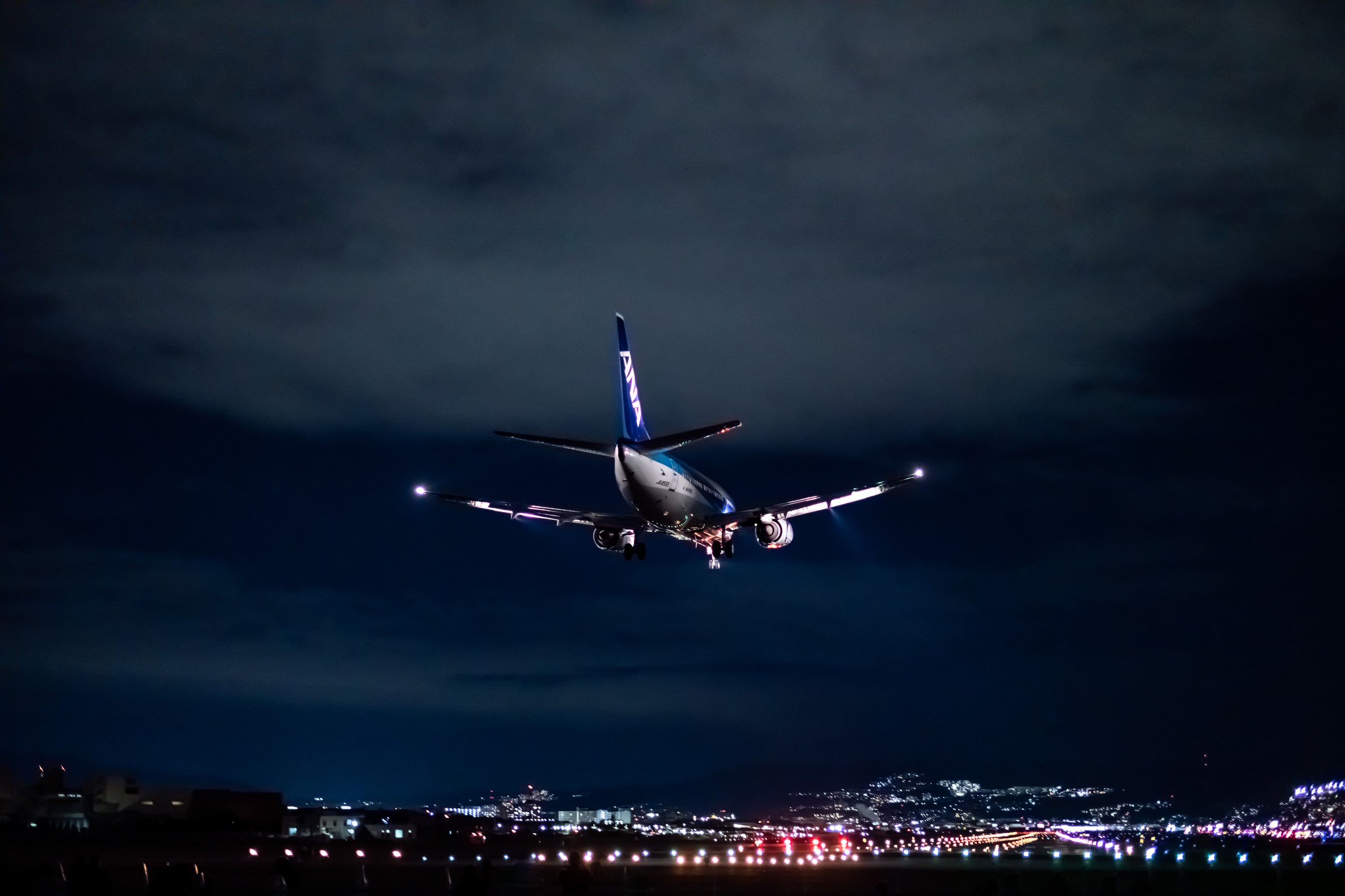 HOROR SNIMCI! Neverovatan sudar aviona i automobila prilikom prinudnog sletanja na auto-put usred špica!