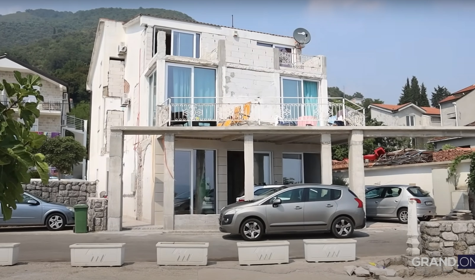 Baošići u plamenu, evakuisano nekoliko kuća: U žarištu požara u CG, folker ima vilu: Nedavno dao 200.000€