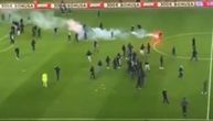 Neviđeni skandal! Torcida upala na teren u polufinalu Kupa: Igrači bežali glavom bez obzira
