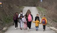 Pogledajte dobro ovu sliku iz Srbije: Svaki dan satima pešače do škole, nikad nisu imali neopravdan izostanak