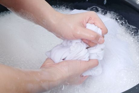 Ručno pranje veša na ruke  Foto: Shutterstock/