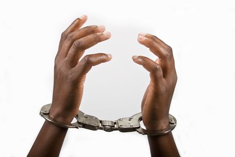 Afroamerikanka crnkinja lisice uhapšena hapšenje