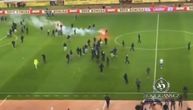 Samo jedan igrač Dinama nije bežao ispred Torcide: Na stadionu haos, policajac ga gura, on lagano šeta...