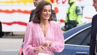Kraljica Leticija uživa u proleću u roze drapiranoj haljini: Hit kroj za svaku građu