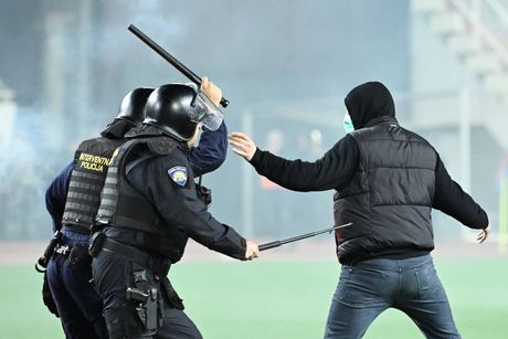 Sukob navijača Hajduka i policije u Splitu