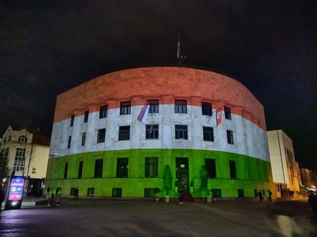 Palata Republike Srpske osvetljena bojama mađarske zastave Mađarska Viktor Orban Banjaluka