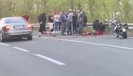 Srča svuda po putu, motor potpuno uništen: Prvi snimak teške nesreće na Šabačkom putu