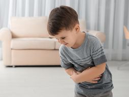 dečak bol u stomaku