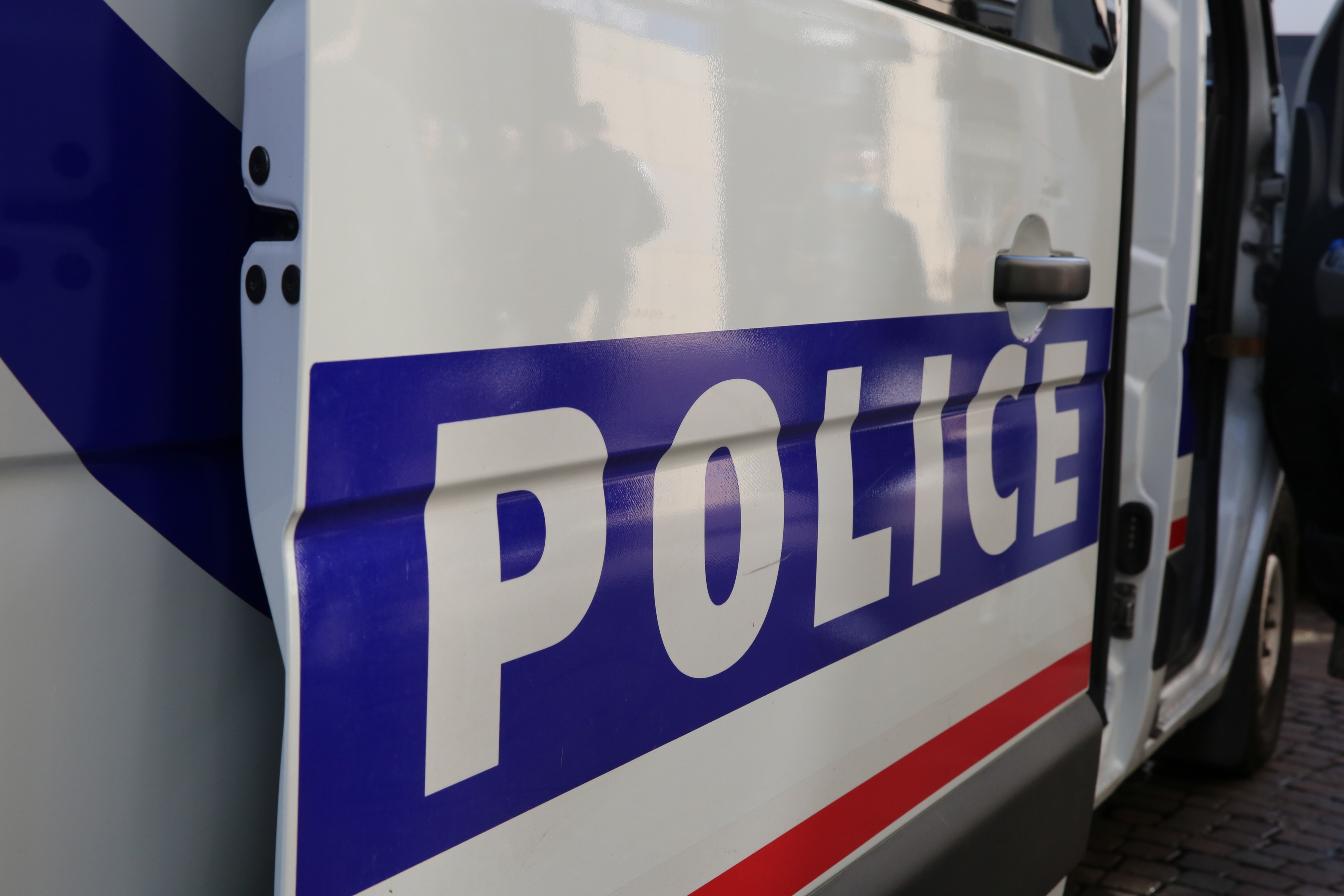 Nezapamćeni slučaj u Francuskoj: Policija prekinula rejv žurku sa 300 učesnika, u objektu zatekli pirotehniku