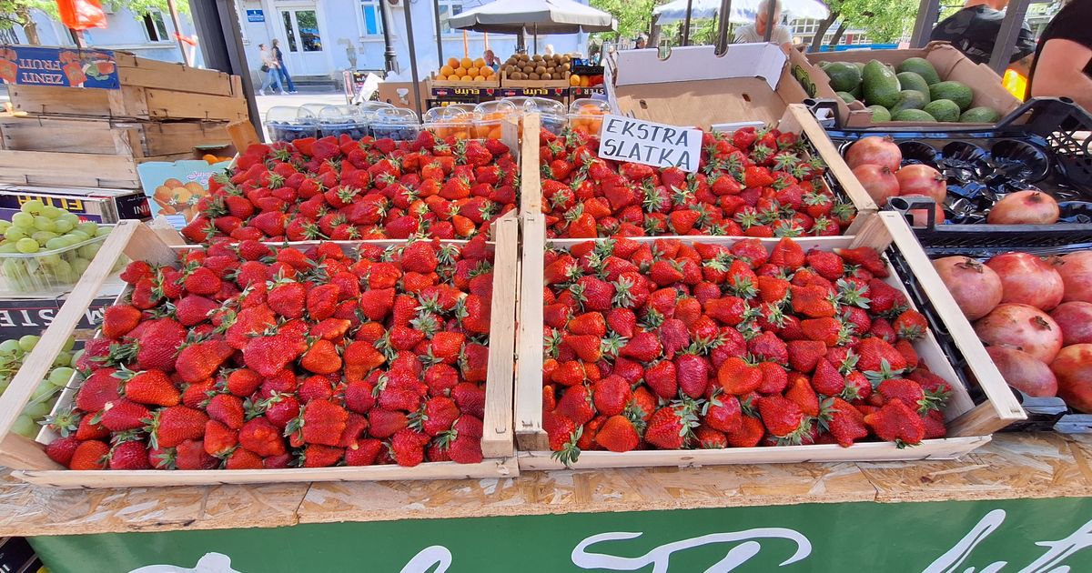 Stigle su prve jagode: Cena ostavila kupce bez reči, a jedna tradicionalna namirnica im je "za petama"