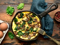 omlet, omlet sa spanaćem i pečurkama, omlet sa spanaćem, omlet sa pečurkama, jaja, doručak