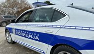 Muž vređao ženu u kolima u Obrenovcu, pa je udarao i izbacio na ulicu: Odvezao se, ali nije uspeo da se izvuče