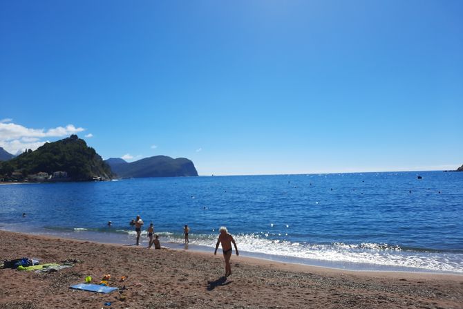 Kupači već na plažama u Crnoj Gori