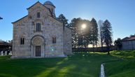 Najlepši prizori iz dvorišta Manastira Visoki Dečani: Stotine građana obišlo svetinju, a među njima i ONI