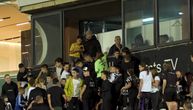 Navijači Partizana izbezumljeni skakali u ložu kako bi se slikali sa Saldanjom