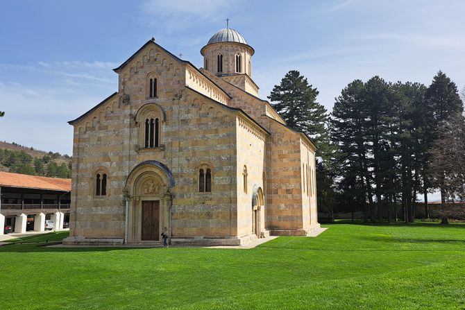 Mošti svetitelja u Visokim Dečanima privlače veliki broj vernika i posetilaca