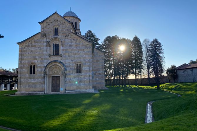 Mošti svetitelja u Visokim Dečanima privlače veliki broj vernika i posetilaca