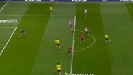 Nestvarna greška, kao sa malog fudbala: Odbrana Dortmunda "poklonila" gol Atletiku