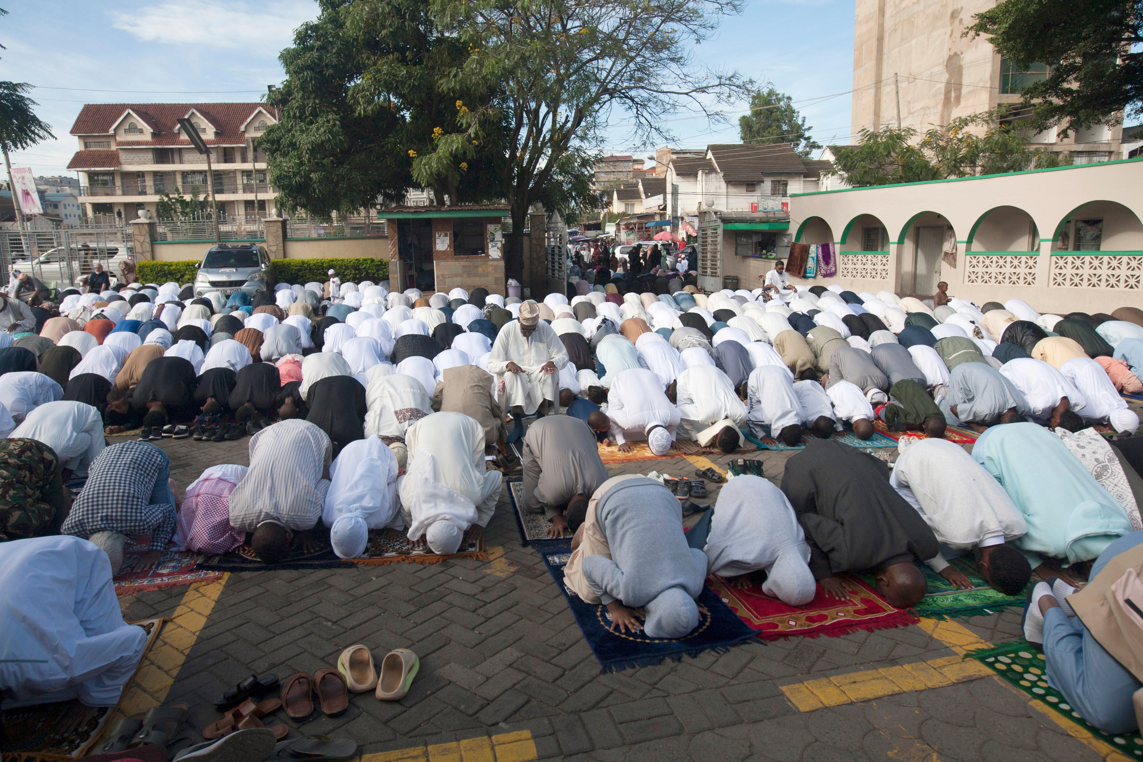 Prvi dan Ramazanskog bajrama: Vernici se okupljaju u džamijama, centralna molitva u Bajrakli džamiji