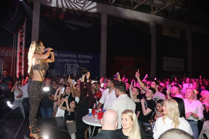 Tuzla Tea Tairović koncert