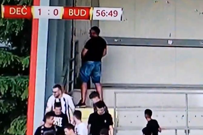 Navijač Budućnosti vrši nuždu na stadionu