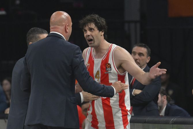 KK Anadolu Efes - KK Crvena zvezda, Miloš Teodosić, viče na sudiju KK Anadolu Efes - KK Crvena zvezda, Miloš Teodosić, viče na sudiju