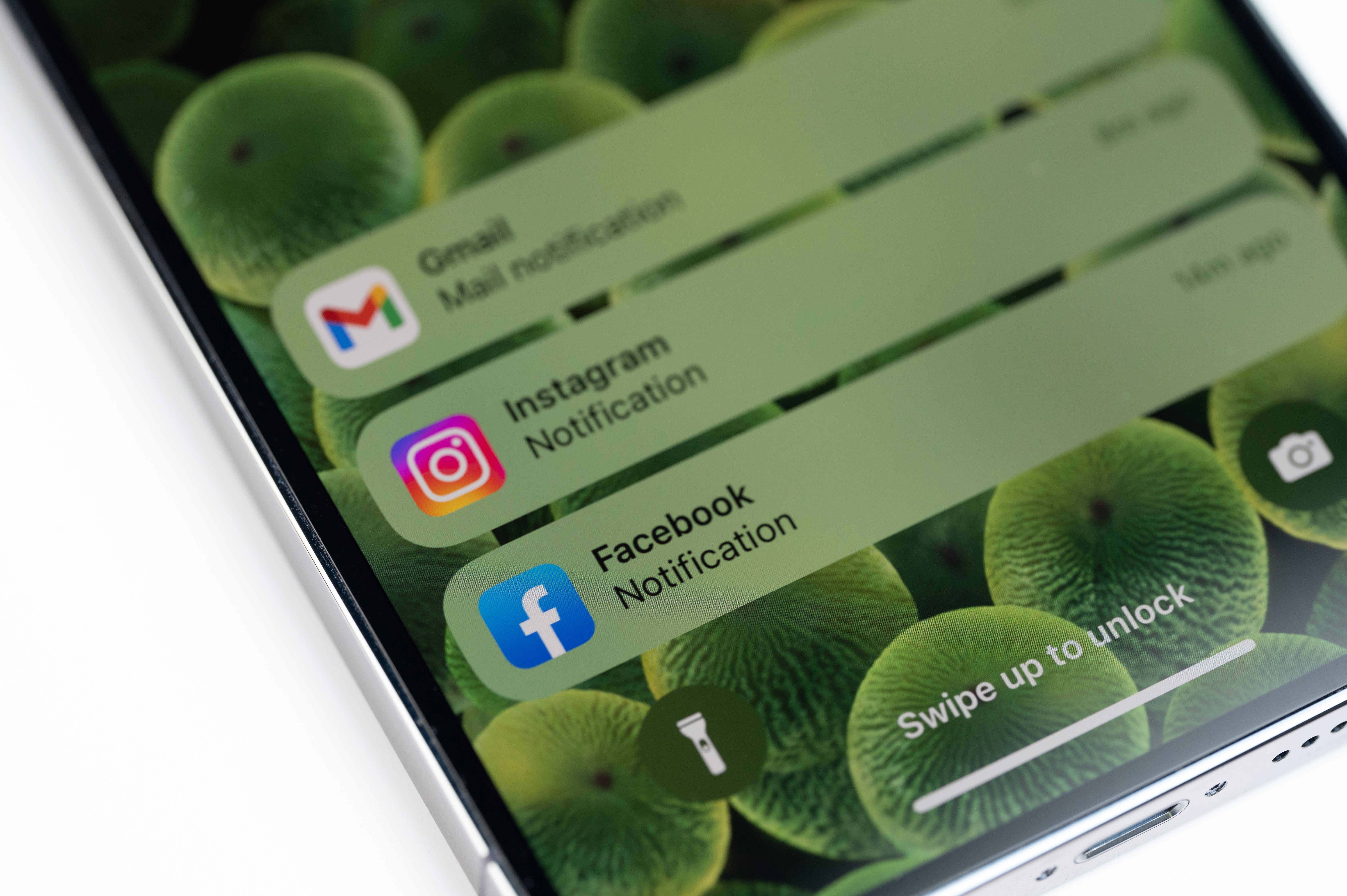 Naučnici otkrili šokantan uticaj notifikacija na telefonu na ljudski mozak