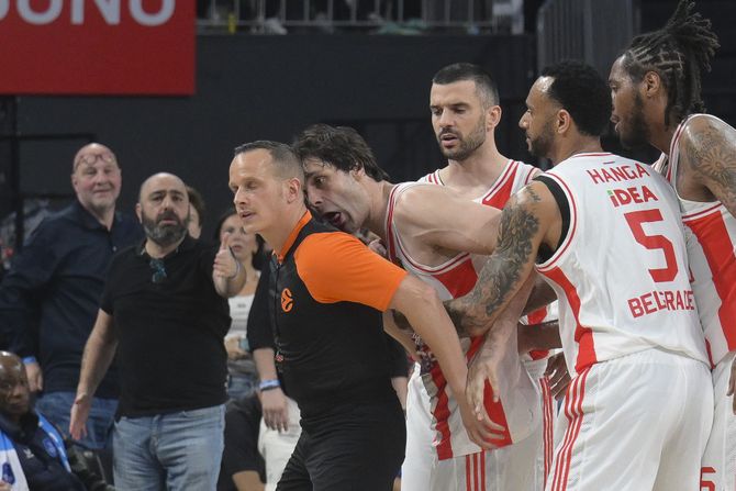 KK Crvena zvezda, Miloš Teodosić, Adam Hanga, Branko Lazić, Trej Tompkins, KK Efes