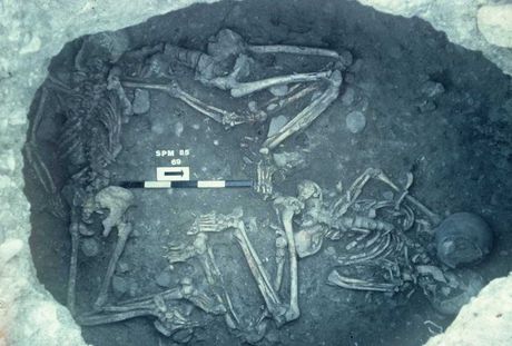 neolitska žrtvena grobnica, Saint-Paul-Trois-Chateaux, incaprettamento