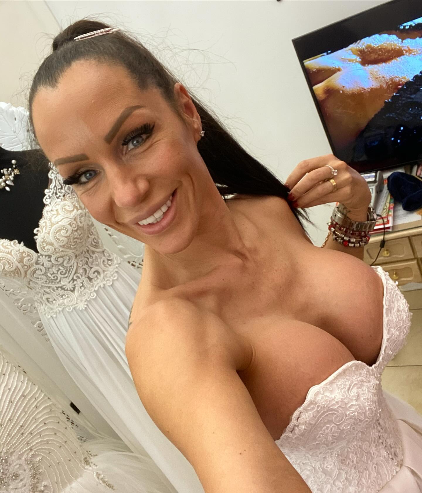 "Gurnuo me je niz stepenice sa decom u rukama..." Poznata Srpkinja zatrudnela sa 16, pa doživela horor