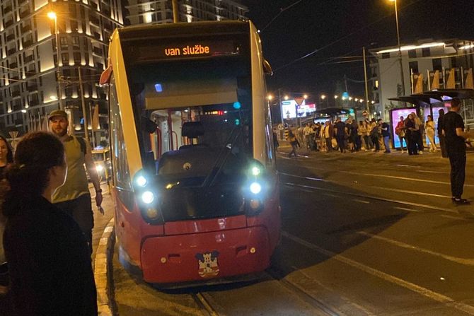 Tramvaj, zastoj, van službe