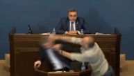 Skandal u parlamentu Gruzije: Političar za govornicom "popio" pesnicu u glavu, izbila opšta tuča