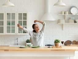 Mlada devojka u kuhinji