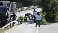 Hitna pomoć dojurila na Most na Adi, motorista leži nepomičan: Dramatične scene udesa