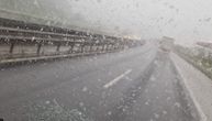 Pao sneg kod Ljubljane, vozači snimili prizor sa auto-puta: U Hrvatskoj vetar preklapao retrovizore