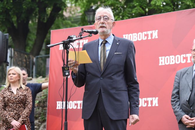 Selimiru Raduloviću uručena nagrada "Meša Selimović" Selimiru Raduloviću uručena nagrada "Meša Selimović"