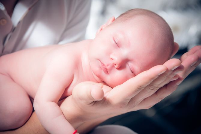 beba, držanje bebe, beba na stomaku