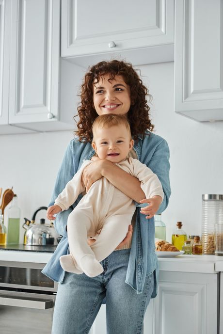 držanje bebe, beba, mama i beba držanje bebe, beba, mama i beba