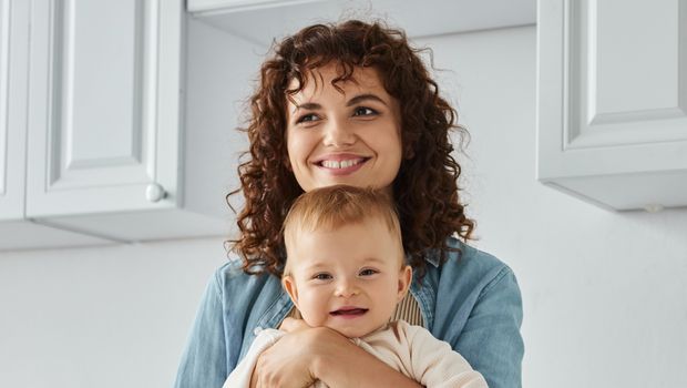 držanje bebe, beba, mama i beba