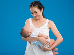 beba, držanje bebe, mama i beba