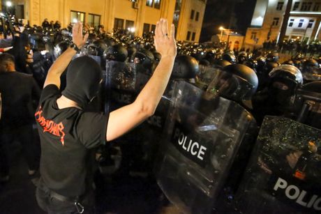 Gruzija, skukobi demonstranata i policije zbog zakona o stranim agentima