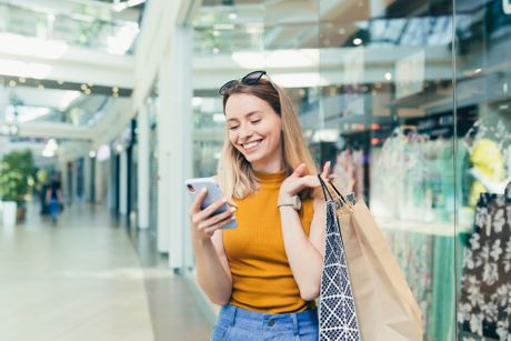 Devojka tržni centar kupovina elektronsko plaćanje mobilni