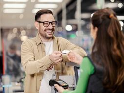 Muškarac plaća kreditnom karticom elektronsko plaćanje