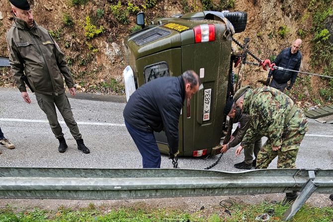 Novi Pazar, vojno vozilo se prevrnulo