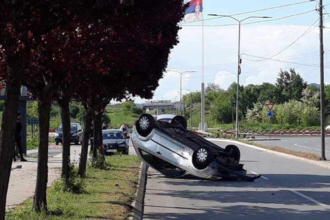 Automobil udes saobraćajna nesreća Ford na krovu Niš