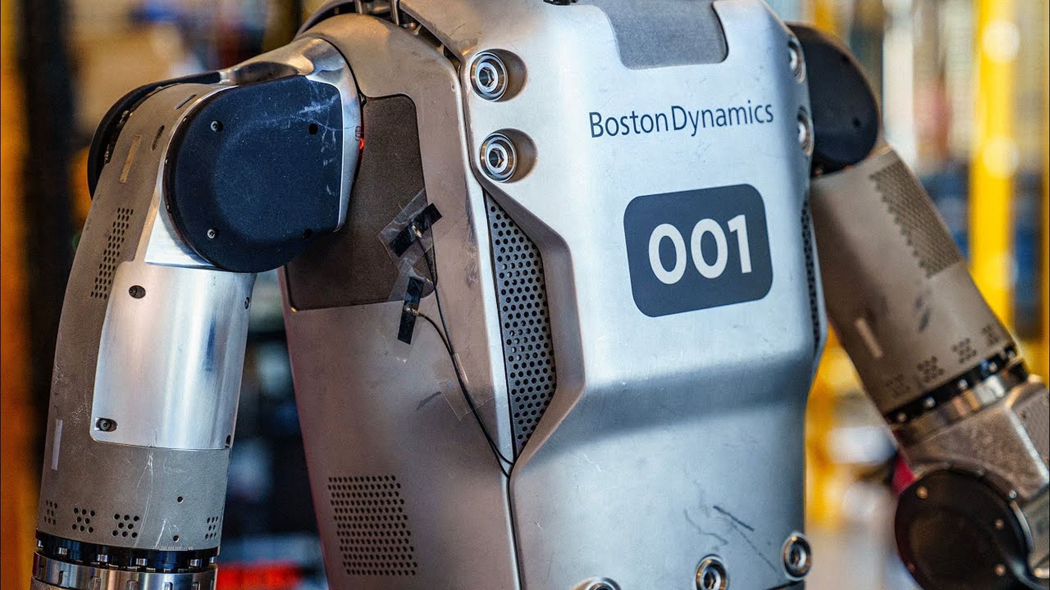 Napravili robota koji sam menja svoju bateriju za manje od tri minuta i odmah nastavlja da radi