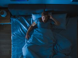 noćna mora košmar muškarac u krevetu