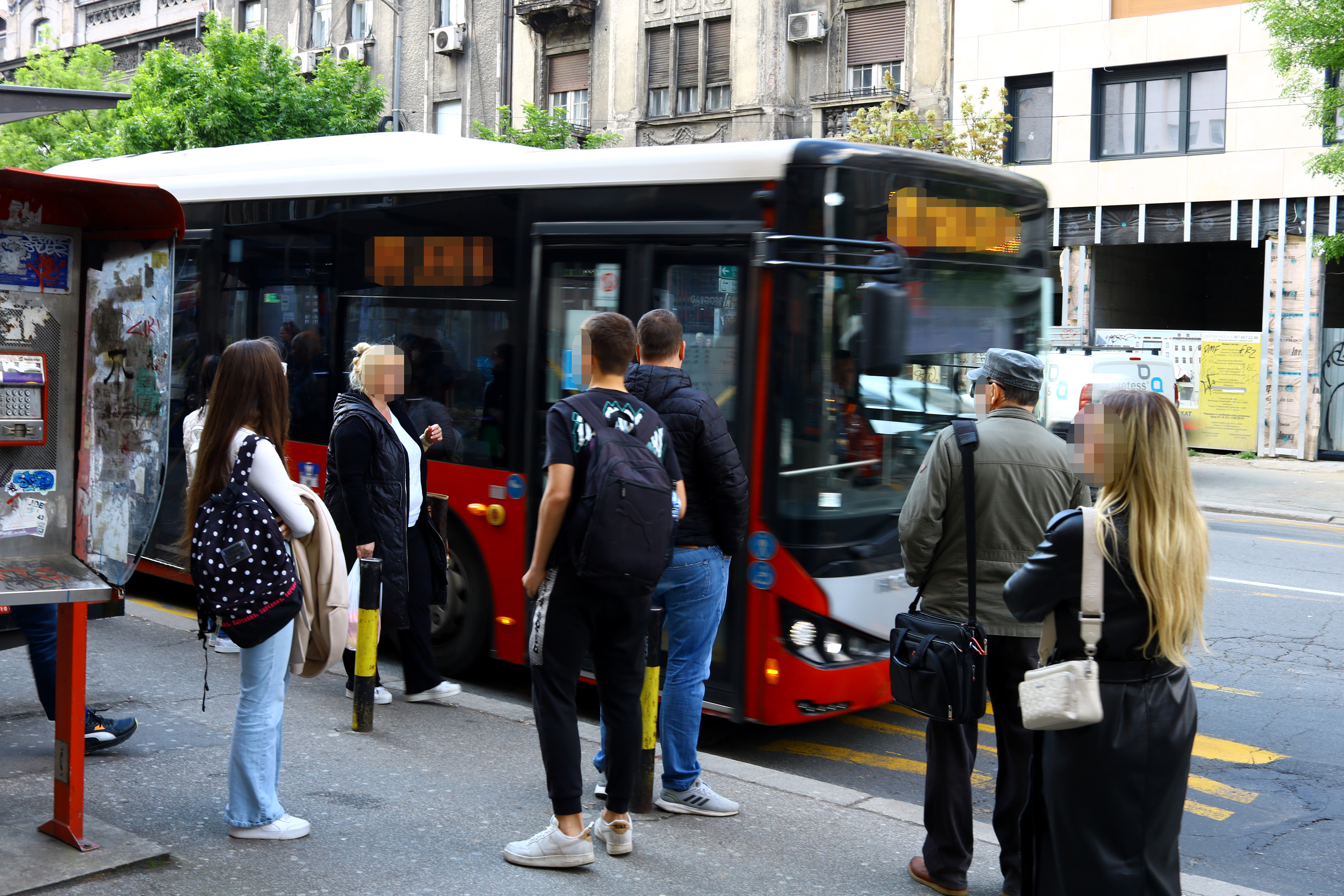 Horor u autobusu 79 u Beogradu: Žena se onesvestila tokom vožnje i umrla na licu mesta